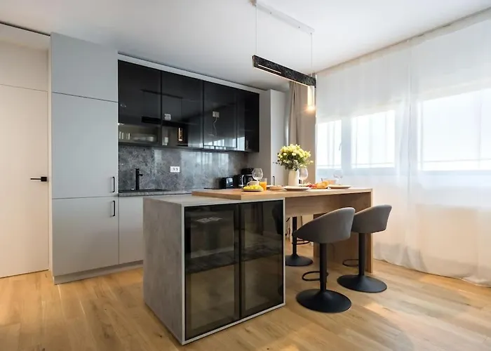 Апартаменти Spectacular Terrace Bright 2br Penthouse